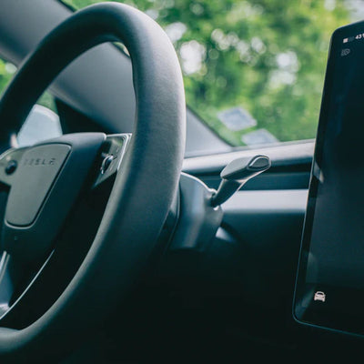 Seitenansicht des montierten tesla model 3 blinkerhebel, nahtlos ins Interieur integriert und per Commander verbunden, Highland 2024+.