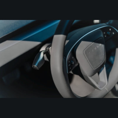 Linker Tesla Model 3 Blinkerhebel in Nahaufnahme, perfekt positioniert für die einfache Bedienung im Highland 2024+.