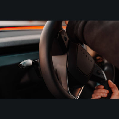 Rechter Tesla Model 3 Blinkerhebel nachruesten Highland 2024+, Bedienung mit der Hand am Lenkrad, zeigt Komfort und Sicherheit.