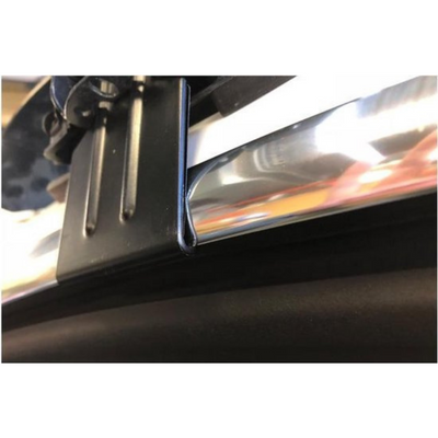 Nahaufnahme des Yakima Dachträgers für Tesla Model 3. Perfekte Passform und schnelle Installation ohne Spezialwerkzeug, mit bis zu 75 kg Tragkraft.