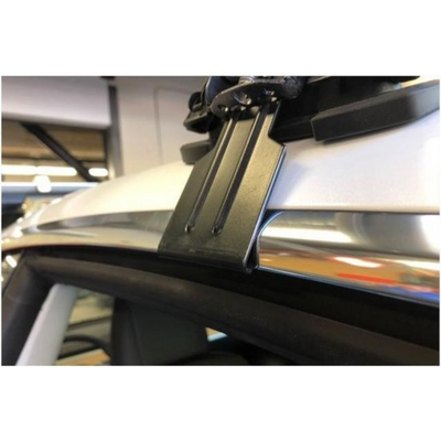 Seitenansicht des montierten Tesla Model 3 Dachträgers Yakima, entwickelt für minimalen Luftwiderstand und reduziertem Windgeräusch bei der Fahrt.