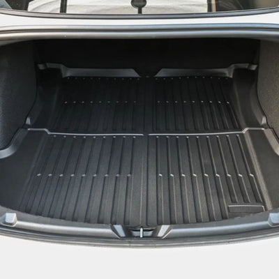 Rücksitzbereich mit Tesla Model 3 Fußmatten Gummimatten 2019 bis 04.2021 Ecoline und durchgehender Schutzfläche.