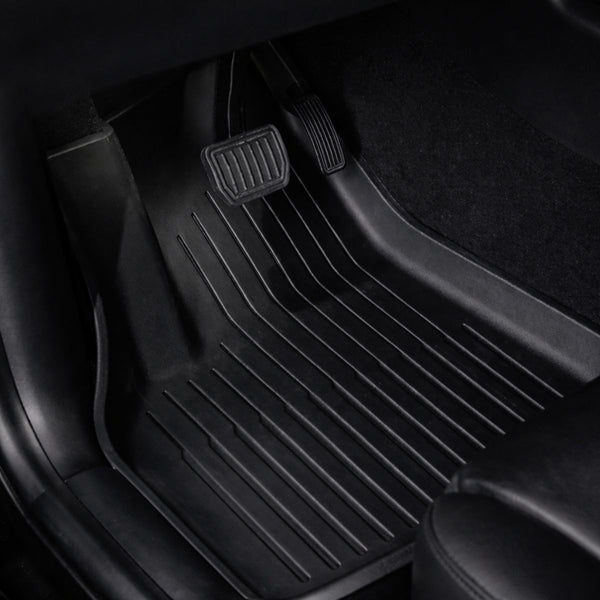 Detailaufnahme Tesla Fußmatten Model 3 aus TPE Material als Tesla Model 3 Gummimatten Highland