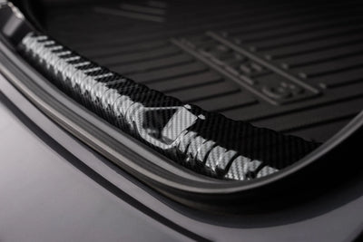 Detailansicht des Tesla Model 3 Highland 2024+ Ladekantenschutz in Carbon-Optik, präzise Passform für die hintere Ladekante deines Fahrzeugs.