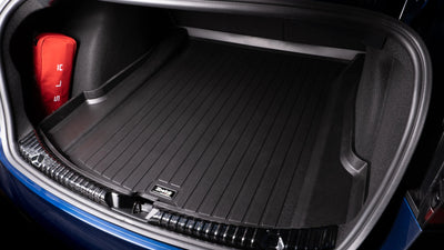 Exakte Passform der Tesla Model 3 Kofferraumwanne Trunk und Frunk – Elastisches Material, ermöglicht einfachen Zugang zum Kabelfach.