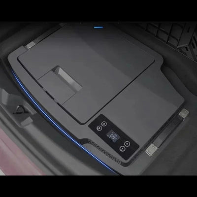 Kühlschrank Tesla Model 3 perfekt integriert in den Subtrunk. Tesla Kühlschrank Model 3 mit LCD-Bedienfeld und optimaler Kühlung.