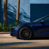 Sportliche tesla model 3 performance felgen 19 Zoll Razor V2 Nahaufnahme vor stilvoller Fassade.