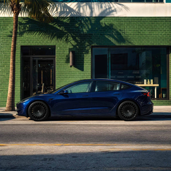 Seitenprofil Tesla Model 3 Highland Performance mit The New Aero Razor V2 Felgen und elegantem Auftritt.