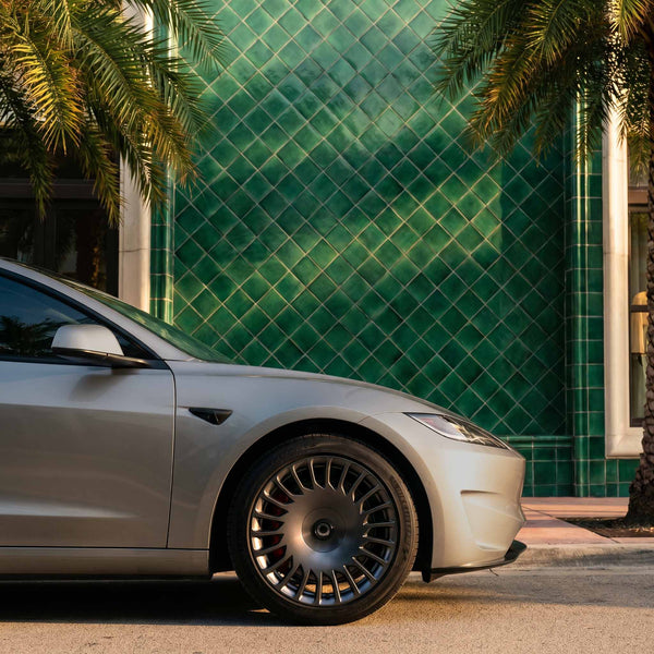 Nahaufnahme The New Aero Razor V2 Felge 19 Zoll am Tesla Model 3 Highland Performance.