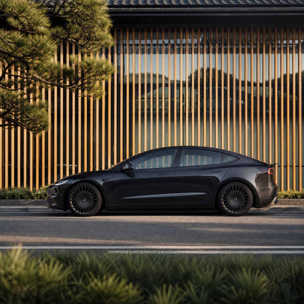 Seitenansicht Tesla Model 3 Highland Performance mit The New Aero Felgen in 19 Zoll, sportliches Profil.