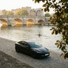 Tesla Model 3 Highland Performance mit The New Aero Felgen 19 Zoll am Kai vor historischer Kulisse.