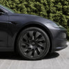 Tesla Model 3 Highland mit montierten Model 3 Radkappen 18 Zoll im Uberturbine-Design für eine sportlichere Optik der Standard RWD-Version.