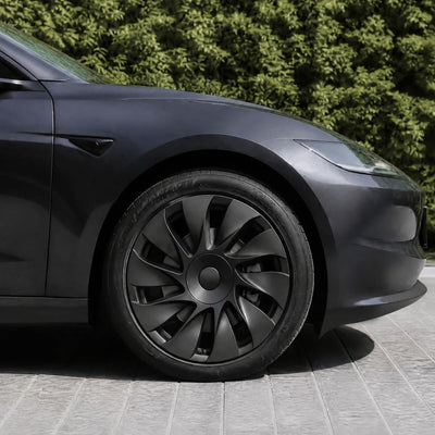 Tesla Model 3 Highland mit montierten Model 3 Radkappen 18 Zoll im Uberturbine-Design für eine sportlichere Optik der Standard RWD-Version.