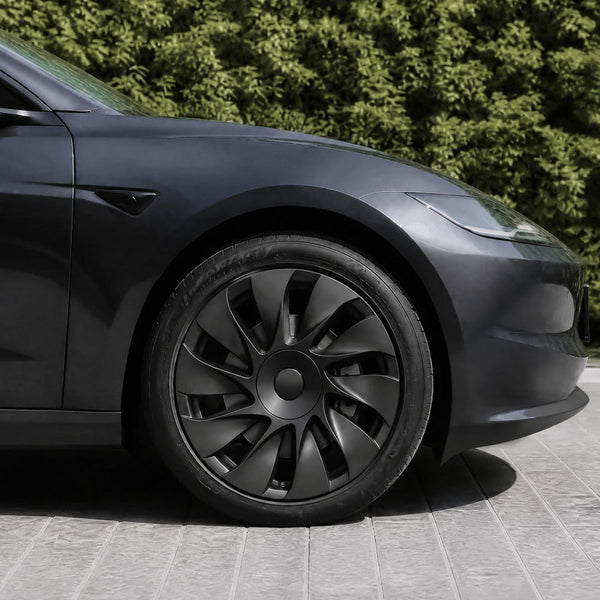 Tesla Model 3 Highland mit montierten Model 3 Radkappen 18 Zoll im Uberturbine-Design für eine sportlichere Optik der Standard RWD-Version.