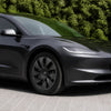 Tesla Model 3 Highland Standard RWD mit Tesla Radkappen 18 Zoll im Uberturbine-Look, montiert auf den originalen Prismata-Stahlfelgen.