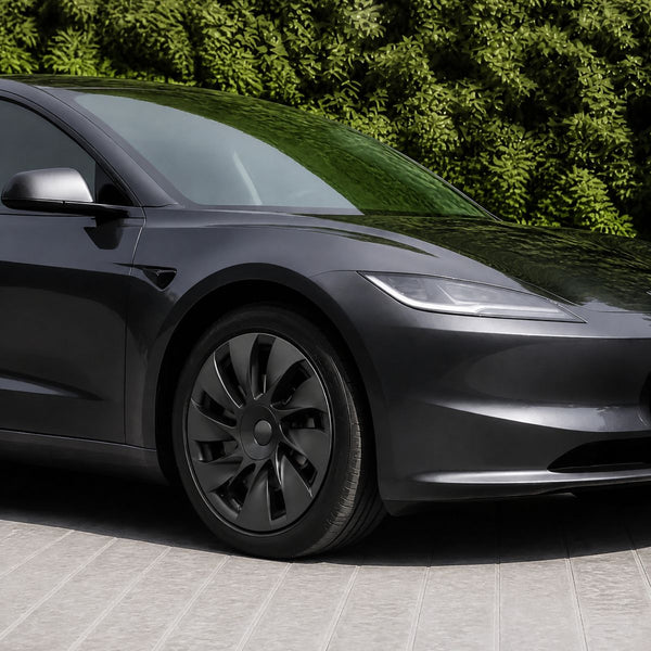 Tesla Model 3 Highland Standard RWD mit Tesla Radkappen 18 Zoll im Uberturbine-Look, montiert auf den originalen Prismata-Stahlfelgen.