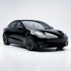 Schwarzes Tesla Model 3 mit 20-Zoll-CHELA-Felgen in Glossy Titanium und Satin Carbon, schräg von vorn aufgenommen.