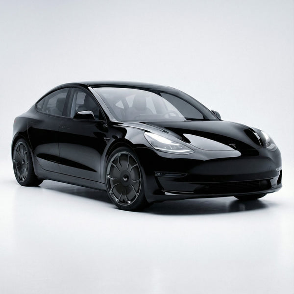 Schwarzes Tesla Model 3 mit 20-Zoll-CHELA-Felgen in Glossy Titanium und Satin Carbon, schräg von vorn aufgenommen.