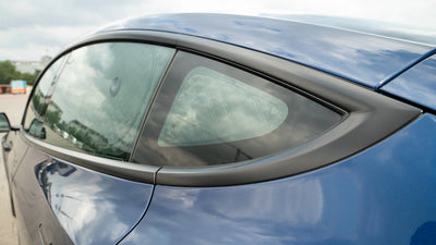 Blick von innen durch die Heckscheibe mit Sonnenschutz – ideal für Camping oder heiße Sommertage im Tesla Model 3.
