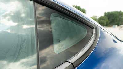 Heckscheibe vollständig mit Sonnenschutz bedeckt – Tesla Model 3 Sonnenschutz Seitenfenster und Heckscheibe im Einsatz.