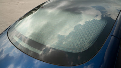 Hinteres Seitenfenster mit montiertem Tesla Model 3 Sonnenschutz – UV-Schutz und Hitzereflexion für mehr Fahrkomfort.