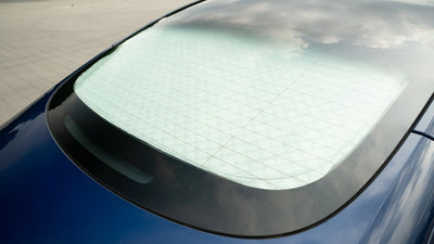 Nahaufnahme des dreieckigen Seitenfensters mit passgenauem Sonnenschutz Tesla Model 3 – stilvoll und funktional.
