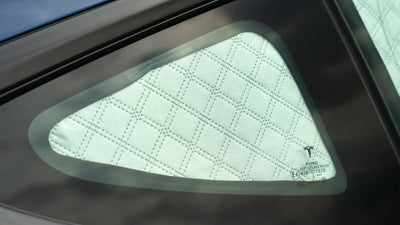 Innenansicht des Tesla Model 3 Sonnenschutz Seitenfensters – schnelle Montage mit Saugnäpfen für optimalen Schutz.