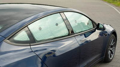 Tesla Model 3 mit komplett installiertem Sonnenschutz Seitenfenster und Heckscheibe – schützt vor Hitze und neugierigen Blicken.
