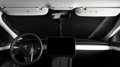Detailaufnahme des Tesla Model 3 Sonnenschutzes im Fahrzeug – einfache Installation und perfekter Sitz direkt hinter dem Rückspiegel im Innenraum.