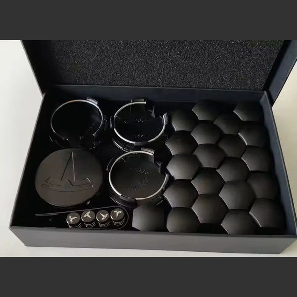 Verpackung mit Tesla Model 3 Y S Radnabenabdeckungen Logo Felgen, komplettes Zubehörset inklusive Radmutterabdeckungen für einfache Montage.