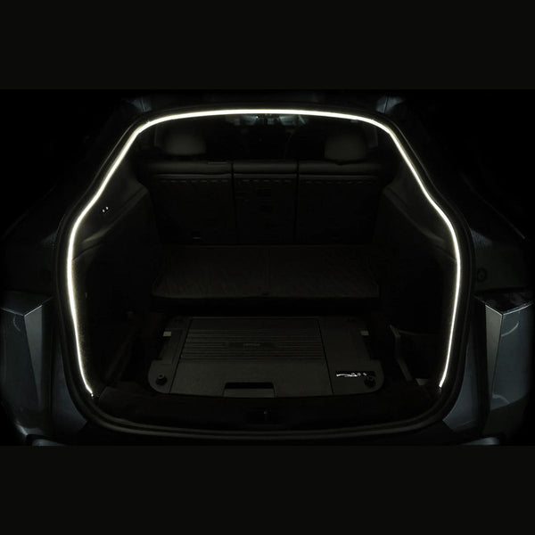 Tesla Model Y Ambientebeleuchtung Kofferraum Vergleich mit und ohne Beleuchtung für maximale Sichtbarkeit im gesamten Gepäckraum