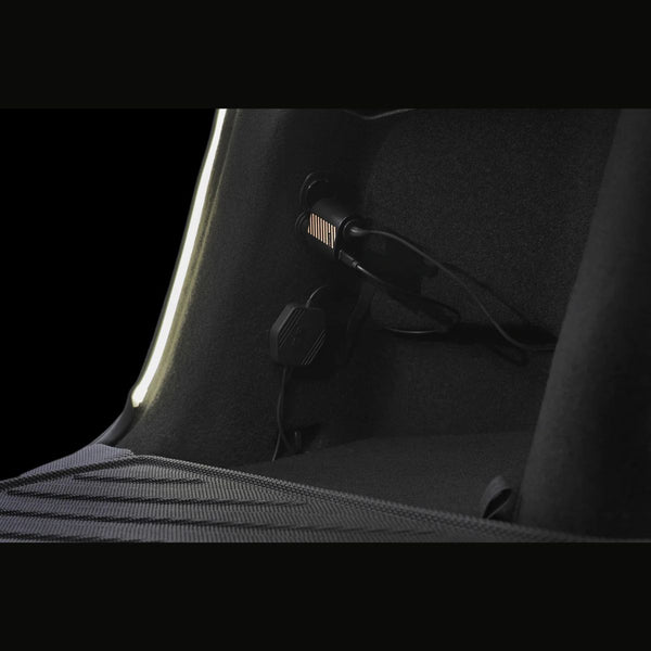 USB-C Anschluss der Ambientebeleuchtung Tesla Model Y für einfache Stromversorgung und zuverlässige Nutzung im Kofferraum