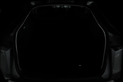 Originale Kofferraumansicht ohne Tesla Model Y Ambientebeleuchtung Kofferraum und mit deutlich weniger Sicht auf Gepäck und Zubehör