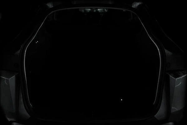 Originale Kofferraumansicht ohne Tesla Model Y Ambientebeleuchtung Kofferraum und mit deutlich weniger Sicht auf Gepäck und Zubehör