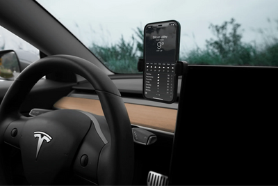 Installation des Tesla Model Y Android Auto Samsung Wireless Chargers, zeigt die einfache und werkzeugfreie Befestigung im Auto.