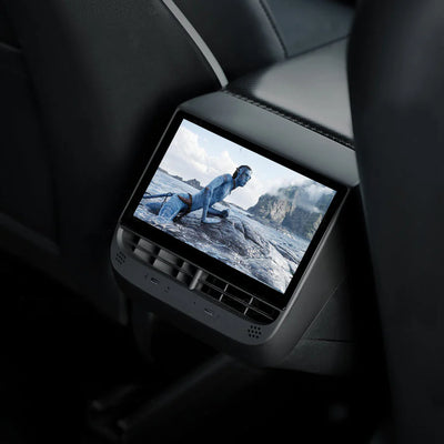 tesla bildschirm hinten mit integriertem Media Player für HD-Videowiedergabe und Verbindungsmöglichkeiten über Bluetooth und Wi-Fi.