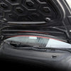 Tesla Model Y Frunk Regenschutz in Aktion, hält den Frunk trocken und sauber bei starkem Regen.