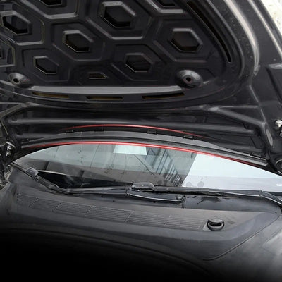 Tesla Model Y Frunk Regenschutz in Aktion, hält den Frunk trocken und sauber bei starkem Regen.