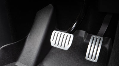 Hochwandige Gummimatten fangen Schmutz und Flüssigkeit effektiv auf. Ideal für den Alltag mit einem Tesla Model Y.