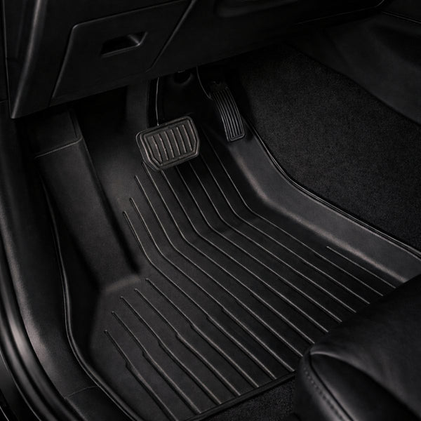 Tesla Model Y Gummimatten im Fahrerfußraum mit hohem Rand und rutschfester Struktur zum Schutz vor Wasser, Schlamm, Sand und Schmutz.