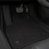 Fußmatten Tesla Model Y Juniper Standard mit einklickbarer Veloursmatte im Fahrerfußraum für komfortable Optik und zuverlässigen Schutz.