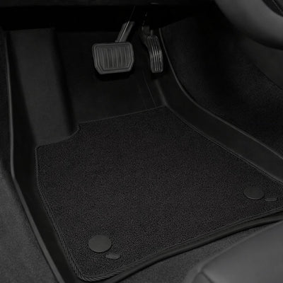 Fußmatten Tesla Model Y Juniper Standard mit einklickbarer Veloursmatte im Fahrerfußraum für komfortable Optik und zuverlässigen Schutz.