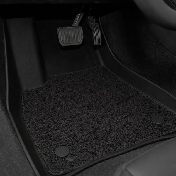 Fußmatten Tesla Model Y Juniper Standard mit einklickbarer Veloursmatte im Fahrerfußraum für komfortable Optik und zuverlässigen Schutz.