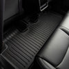 Fußmatten Tesla Model Y Juniper Standard für den Fond mit erhöhtem Rand und passgenauer Form rund um Sitzschienen und Mittelkonsole.