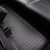 Tesla Fußmatten Model Y Juniper Standard im Fond mit rutschfester Oberfläche und hohem Rand zum Schutz vor Schmutz und verschütteten Flüssigkeiten.