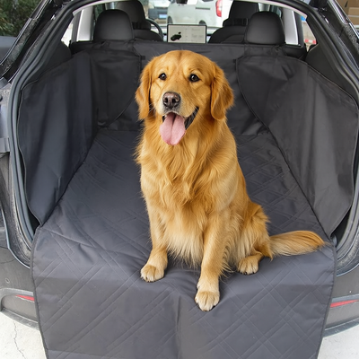 Goldener Retriever sitzt auf einem Tesla Model Y Hund Kofferraumschutz mit perfektem Sitz und Ladekantenschutz, ideal für saubere Fahrten mit Hund.