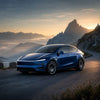 Blaues Tesla Model Y Juniper mit 20-Zoll-CHELA Felgen in Glossy Titanium und Satin Carbon auf einer Bergstraße bei Sonnenuntergang.