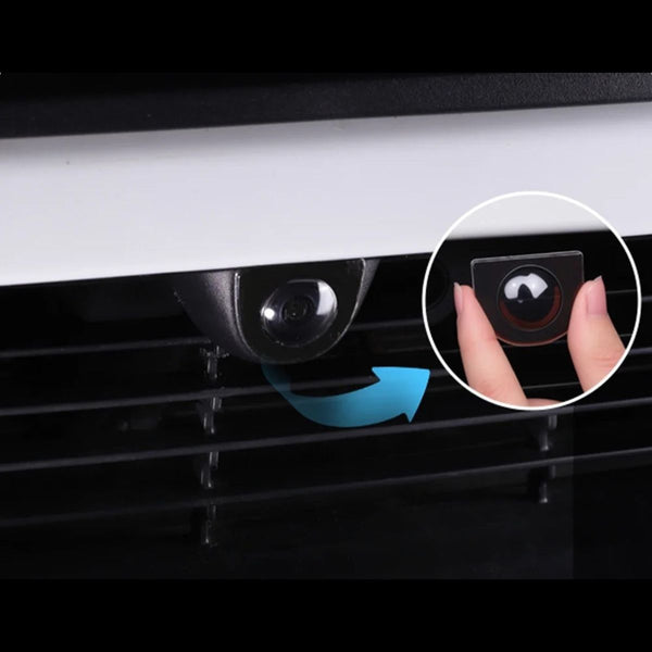 Installation vom Tesla Model Y Frontkamera Schutz mit transparentem Tempered Glass für klare Sicht und Schutz vor Kratzern.