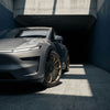 Graues Tesla Model Y Juniper, Nahaufnahme der vorderen CHELA Felge in Matte Bronze mit Satin-Carbon-Aerodisc.