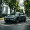 Graues Tesla Model Y Juniper mit CHELA 20-Zoll-Felgen in Glossy Titanium und Satin Carbon, aufgenommen in Singapur.
